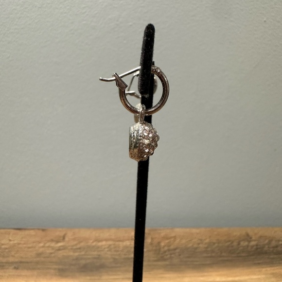 Express sparkly earrings - Picture 2 of 2